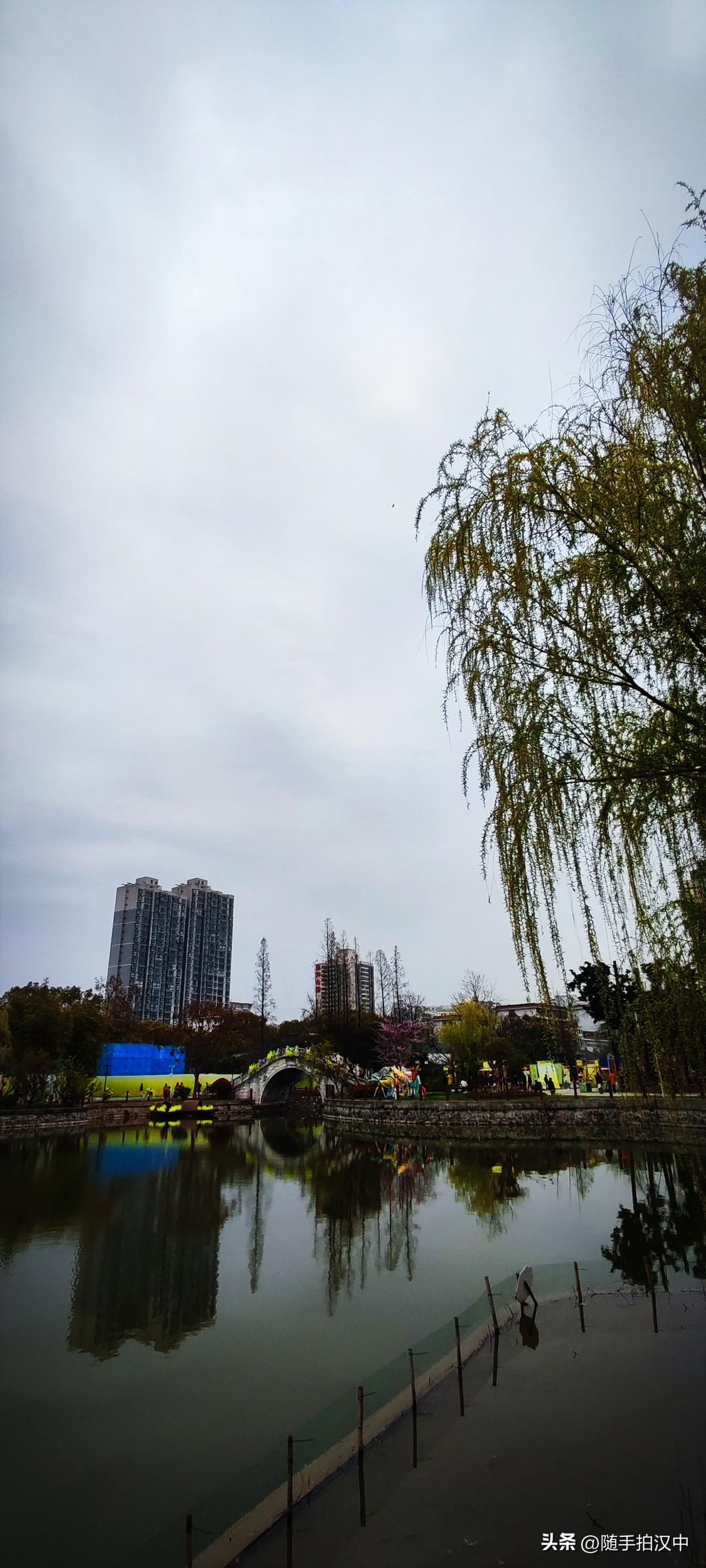今年春天最想实现的心愿莲花池公园今天开始有活动了，友人约着签了一游。站在莲花池畔