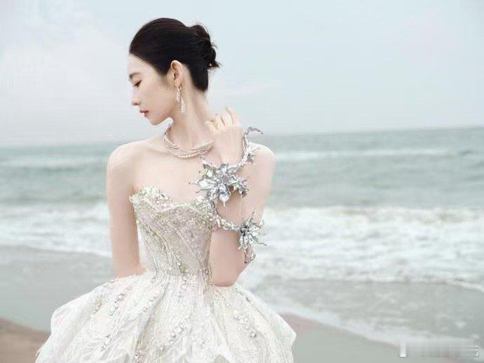 王安宇说张艺凡十头身张艺凡啦啦队造型出场惊艳众人，王安宇直言找不到头在哪，夸张调