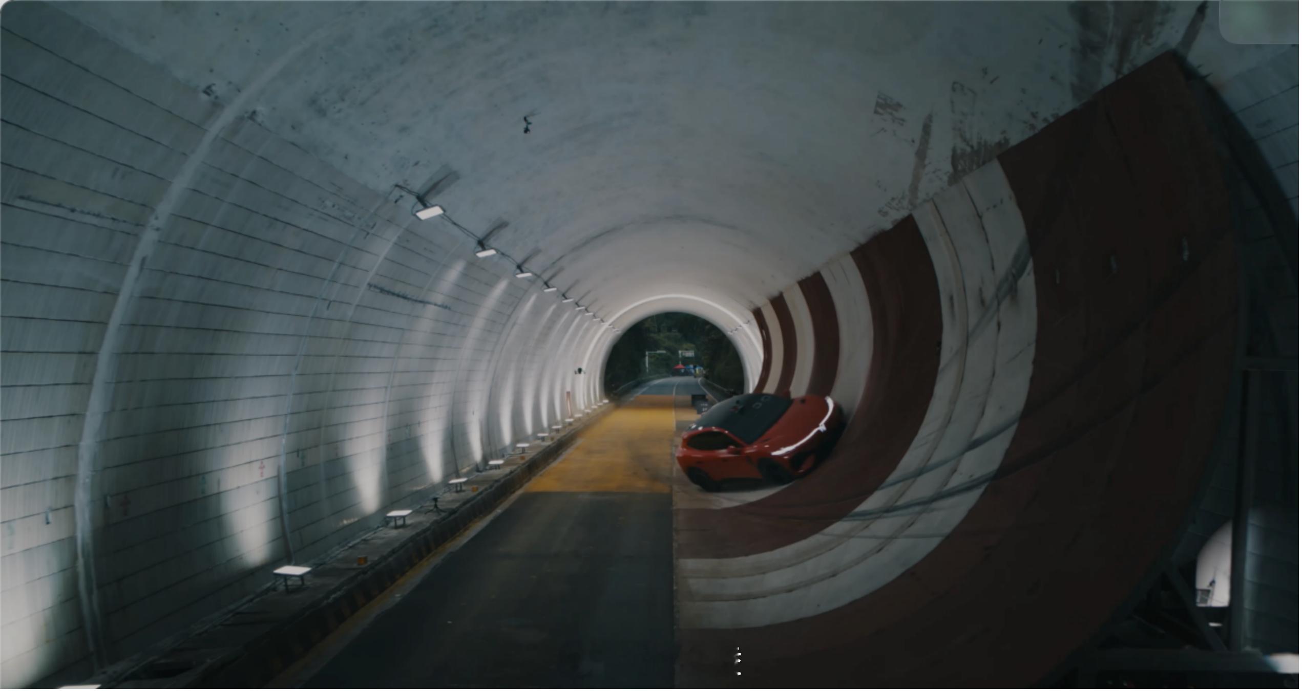 关键词有两个：岚图追光S在真实隧道里完成了全球首次量产车的360°隧道大回环。什