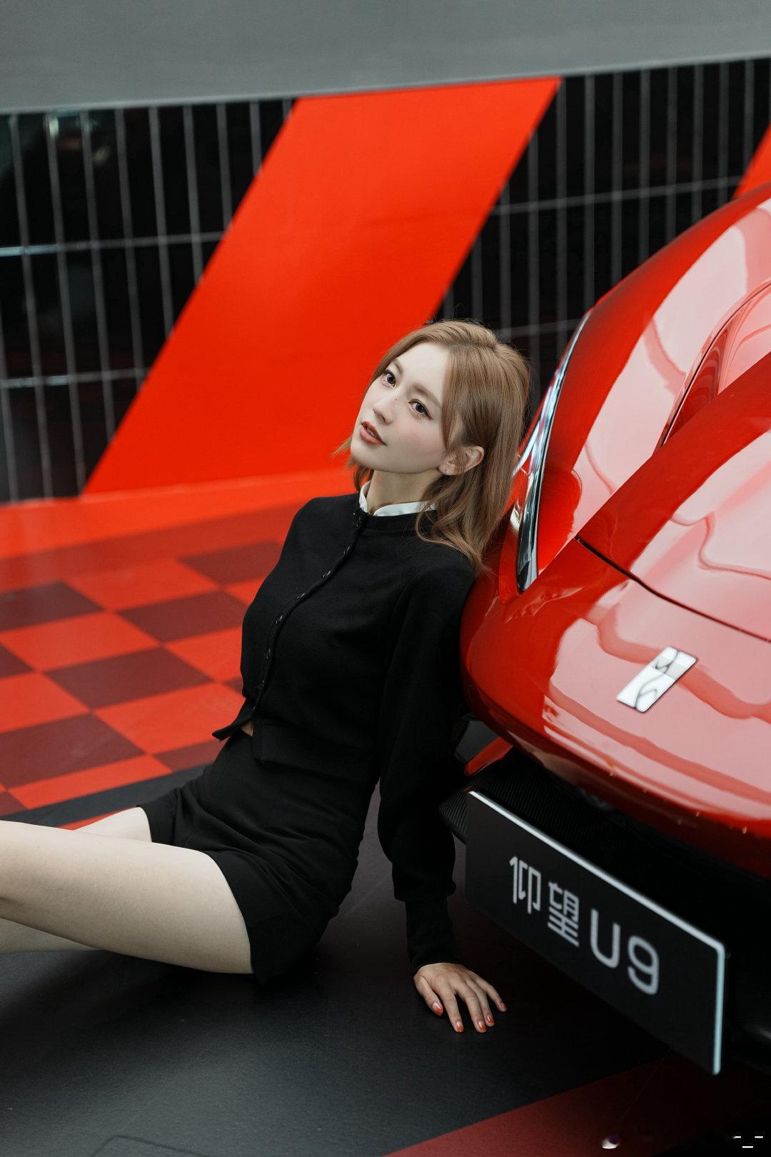 喜欢哪个颜色的仰望u7，挑一台吧 明天才能发新出的那个颜色，星河蓝外观，旭光橙内