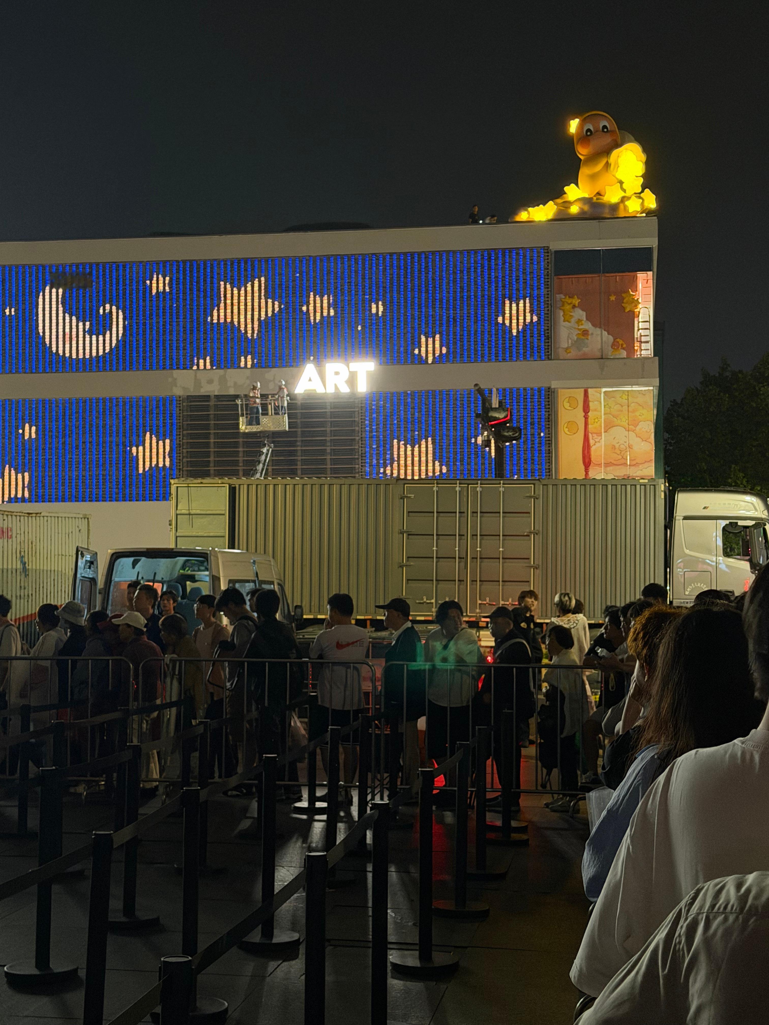 泡泡玛特的夜景和砖墙互动了。 ​​​