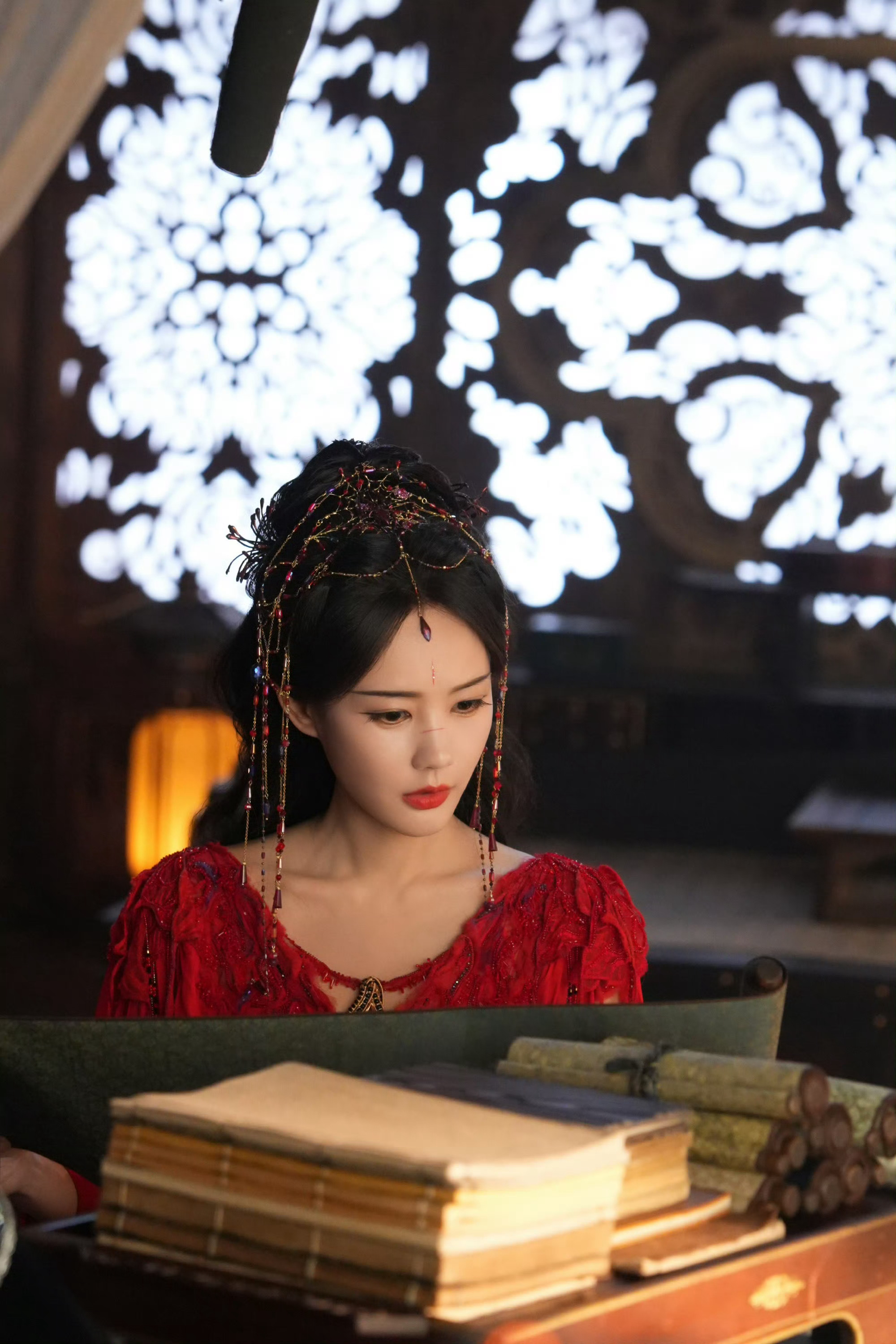 李一桐好适合红色的衣服！清瞳小蛛蛛好可爱[期待] ​​​