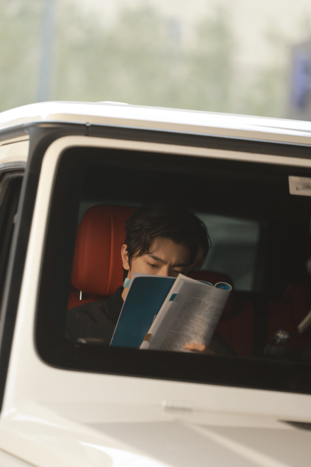 林一看的是剧本还是合同 少年霸总说的就是林一吧！眼镜背头vs小卷毛造型，不管是什