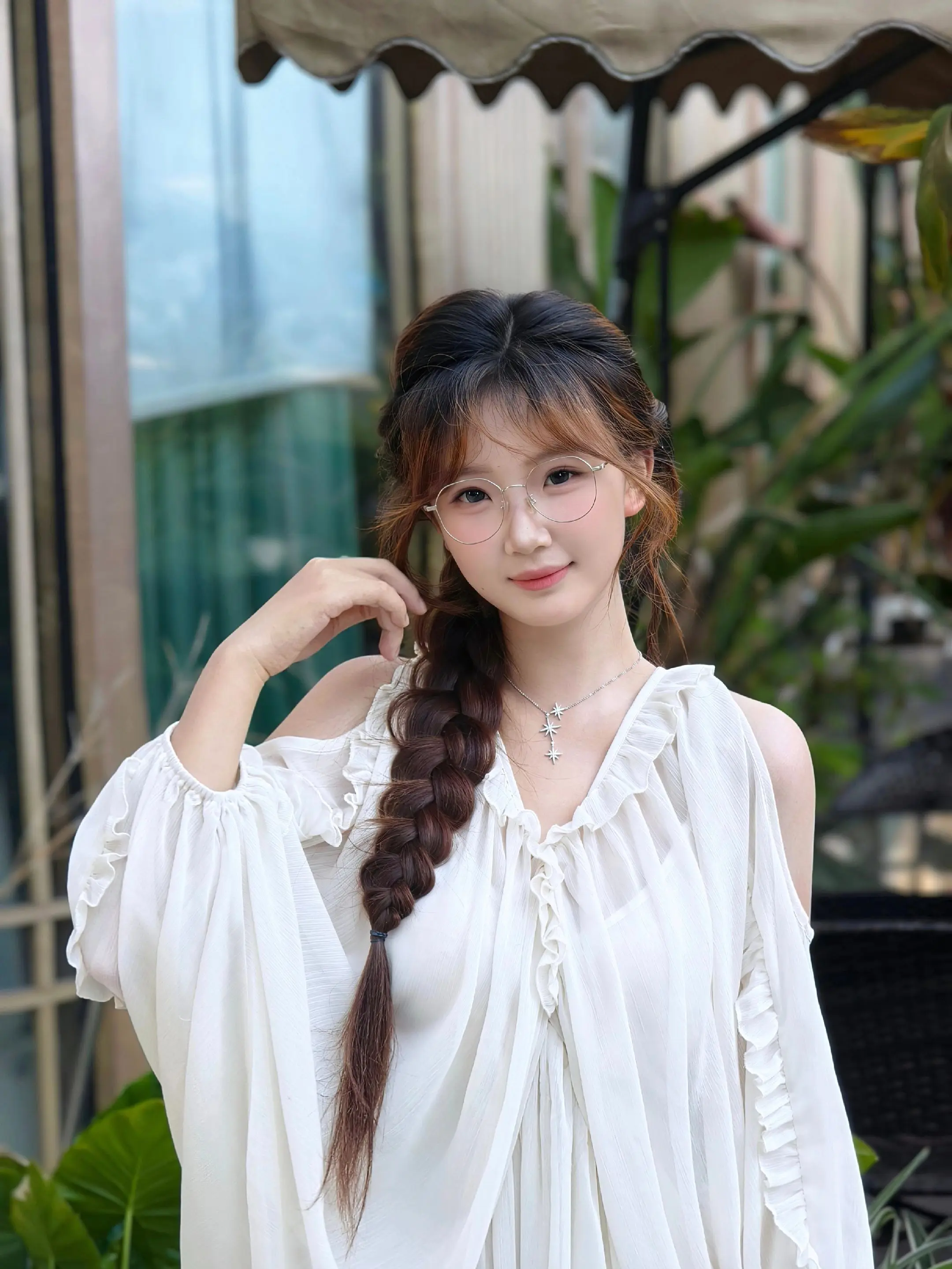 看着你的笑  我好像就足够。