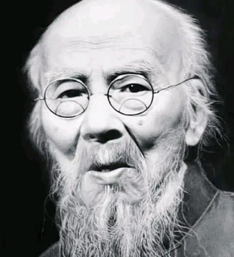 1956年，58岁的徐悲鸿逝世，92岁的齐白石前来奔丧，只听扑通一声，老人直接跪