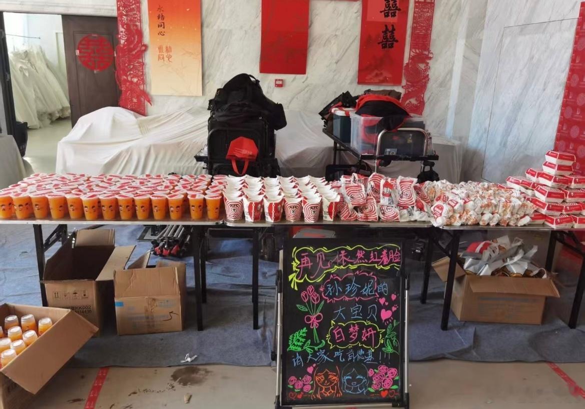 白鹿请客孙珍妮剧组肯德基🍟！白梦妍总是人那么好呀！ 人美心善 两个宝宝友谊99