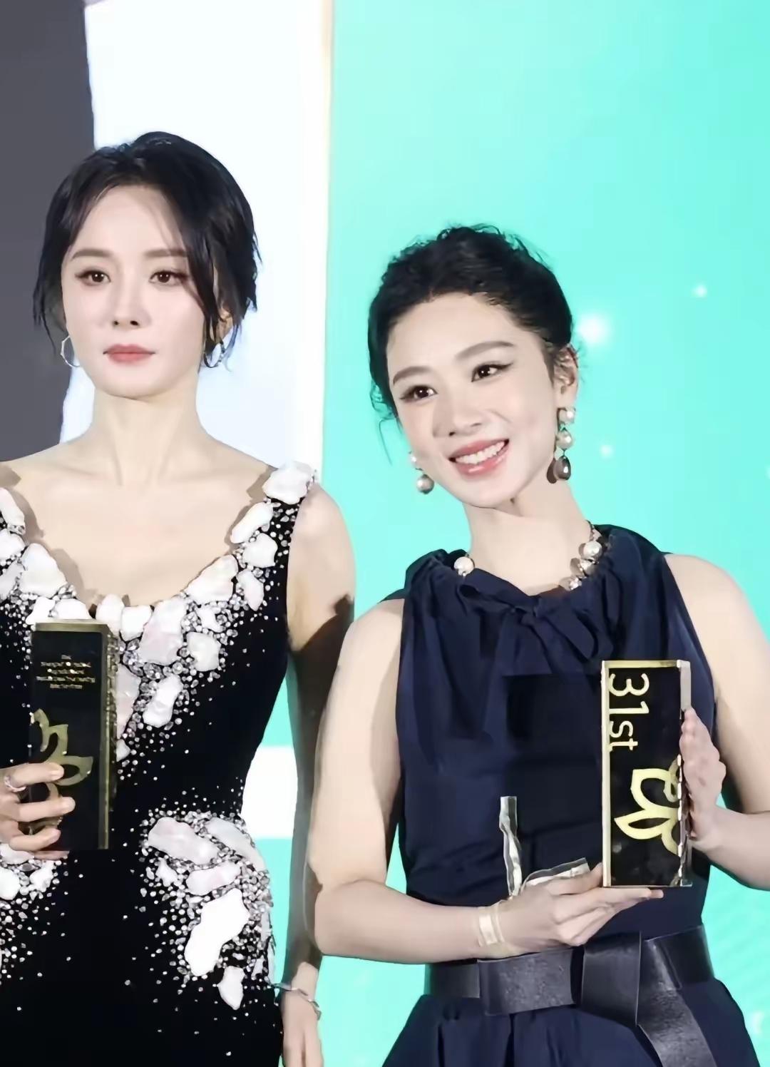 杨幂和杨紫同框，
是妩媚与甜美的碰撞。
两人颜值都十分在线，
但气质却很不同。