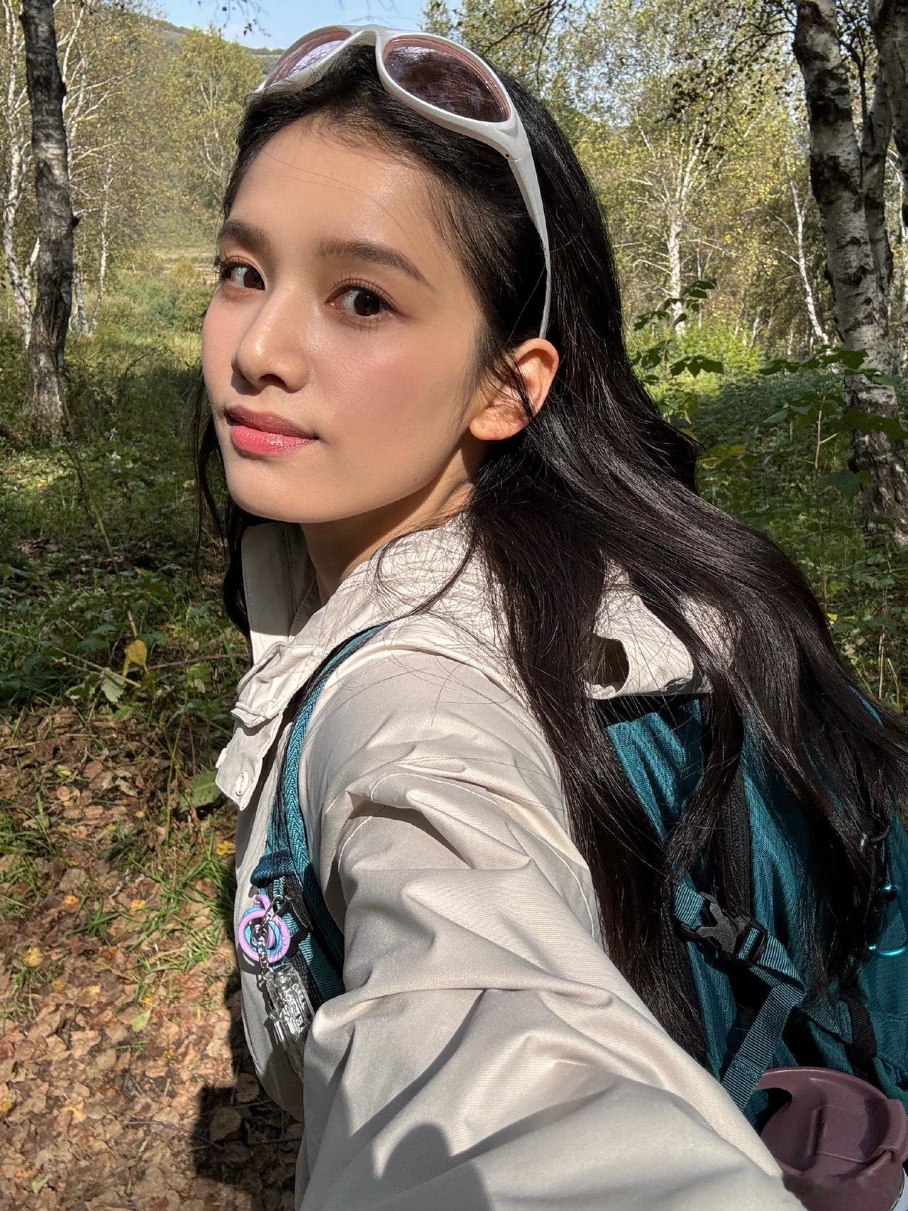 演员张婧仪晒户外登山自拍照，
身着登山服和大自然为伴，
很接地气的感觉，
一直以