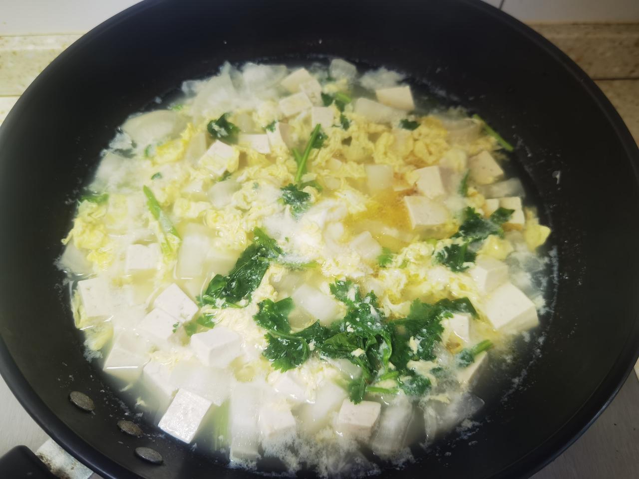 完美减脂晚餐
白萝卜+豆腐+鸡蛋煮汤，少许盐，少许香油，少许葱花，少许香菜，再加
