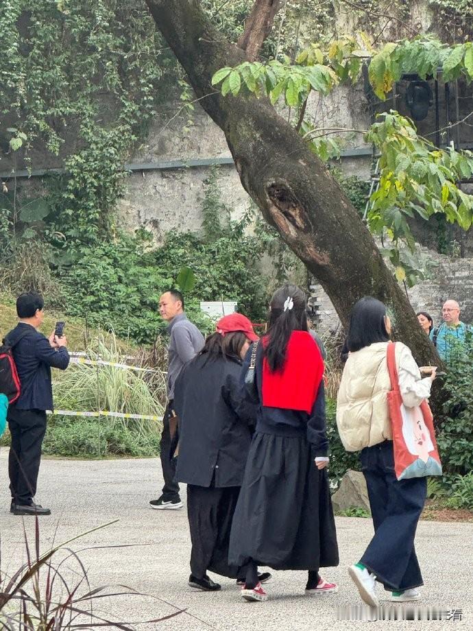 路人镜头下的章若楠好温柔啊，围着红色的围巾，亲切的与网友合照，如同邻家少女一样，