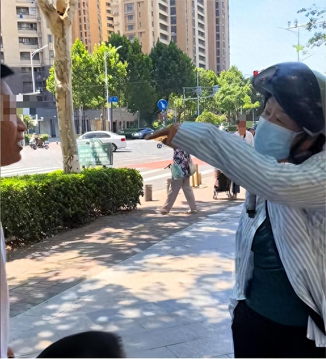 “活不起了”！江苏，妈妈花5元在路边给孩子理了个发，理完发老板等着收钱，不料，妈