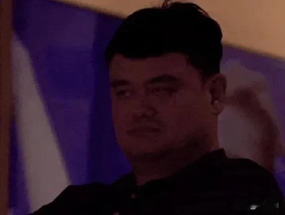 今晚上海队的VIP看台，出现了一位大家熟悉的身影，那就是姚明。现场的转播镜头先后