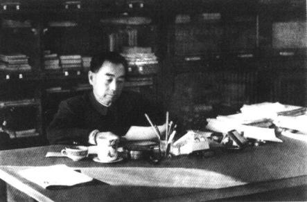 周恩来日理万机，这是工作人员在窗外悄悄拍下的他在工作时的情景