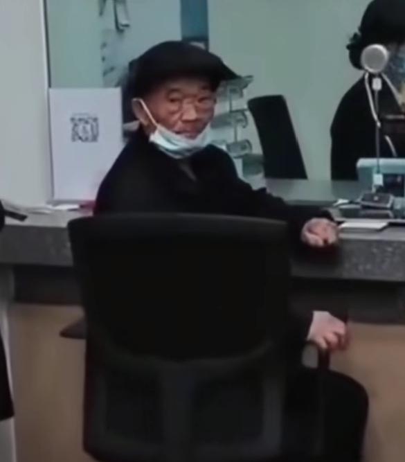 大爷银行取钱被要求实名认证，否则无法进行取款，老人硬核怒吼：我没有智能手机，也使