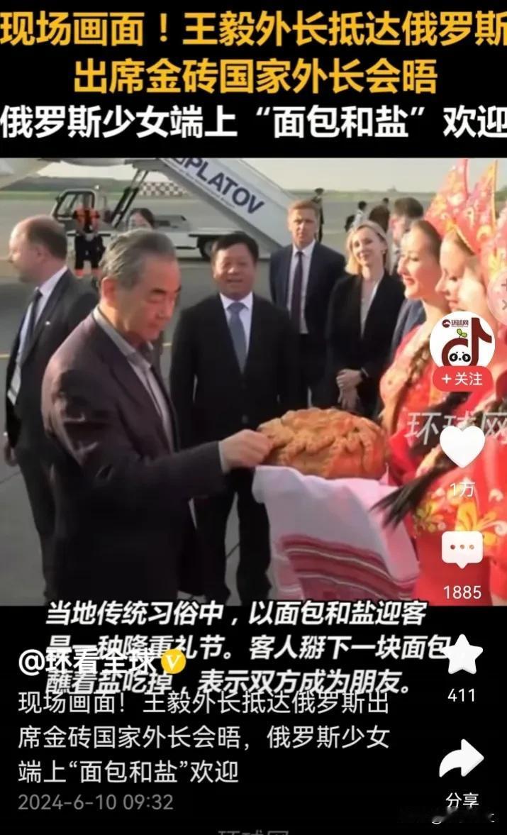 俄罗斯的面包和盐，就像西藏的哈达，是对客人最高的礼仪。
由少女亲自献上，更能表达