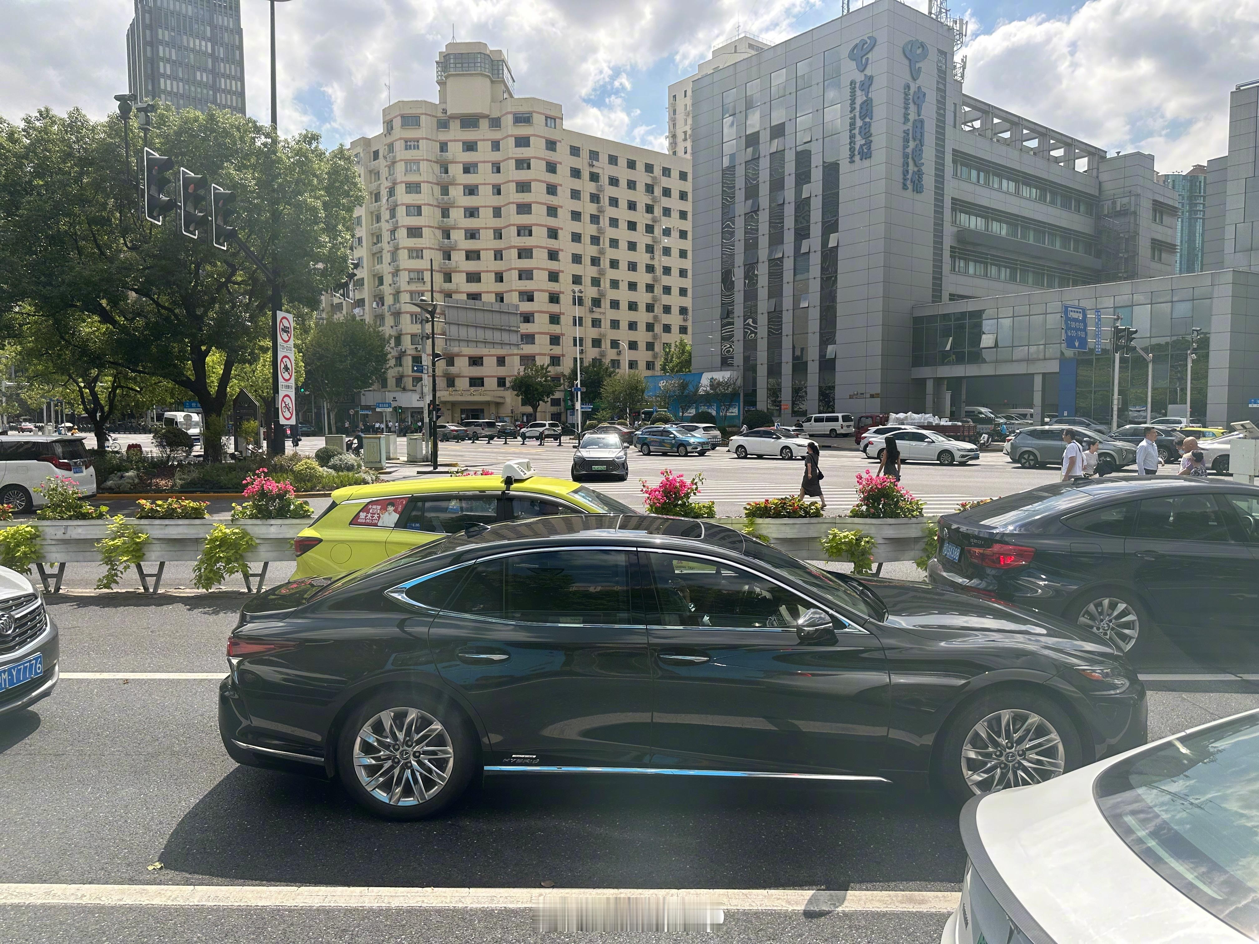 雷克萨斯LS，这车还是挺有神韵的，作为一款旗舰轿车比较内敛，东方美学的代表 ！ 