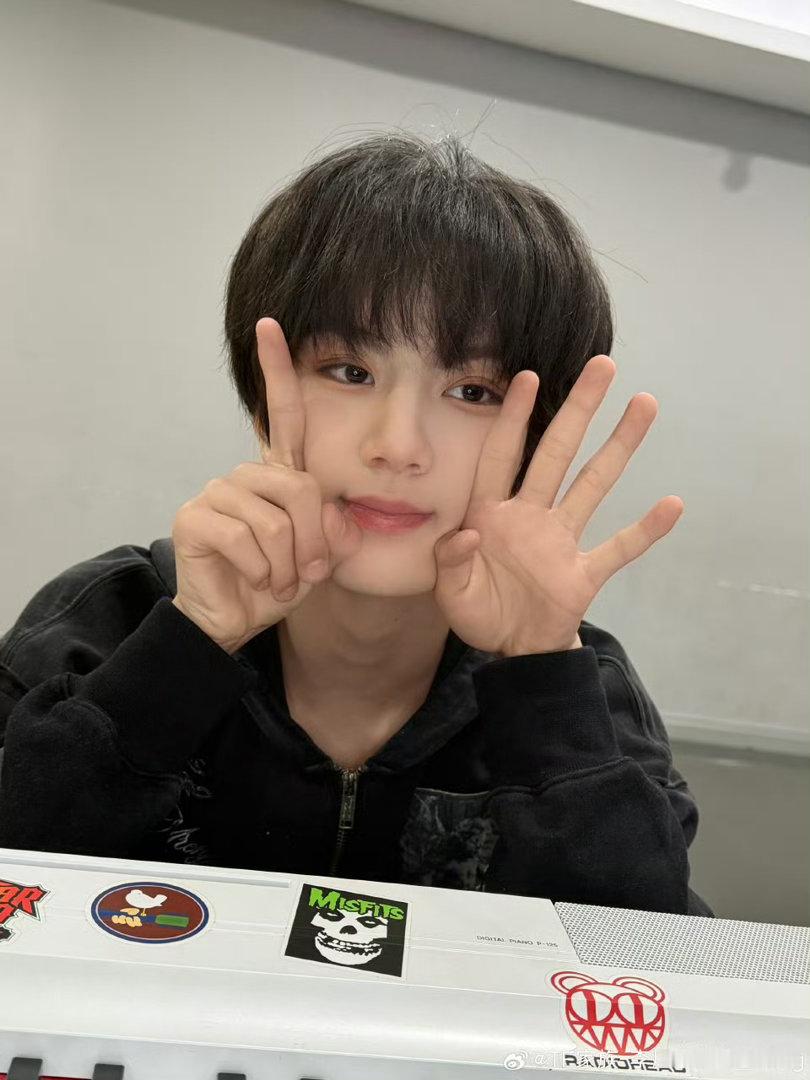 李煜东360度怼脸自拍来欣赏李煜东六宫格自拍照360度怼脸都无死角帅哥太权威了钢