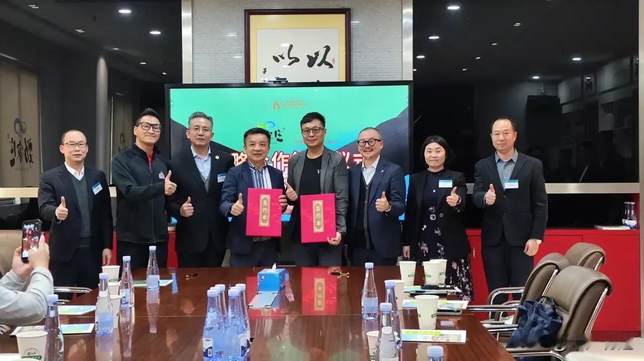 从明星转行成实体企业家，最佩服的就是何家劲了。
很多演员一辈子只能演老总，演霸总