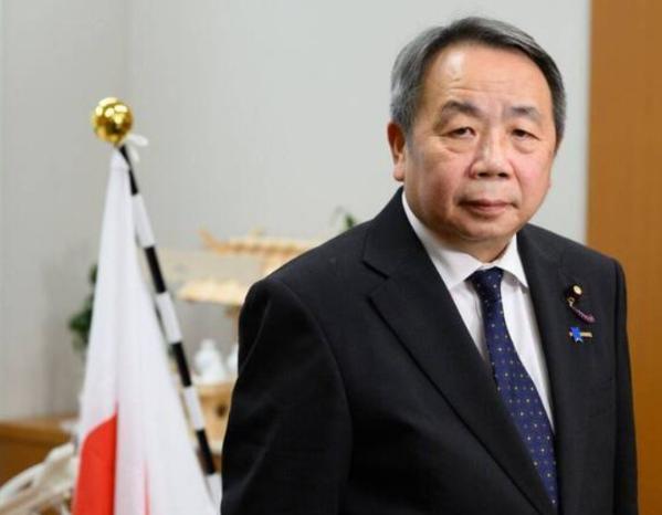 据说日本参议员石平8月13日发文表示，他与多年老友、公职秘书一色政春于当日参拜了
