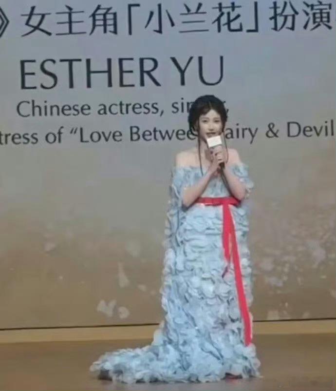 虞书欣穿的这衣服好像把自己塞进了垃圾桶里，和模特的差距也太大了 ​​​