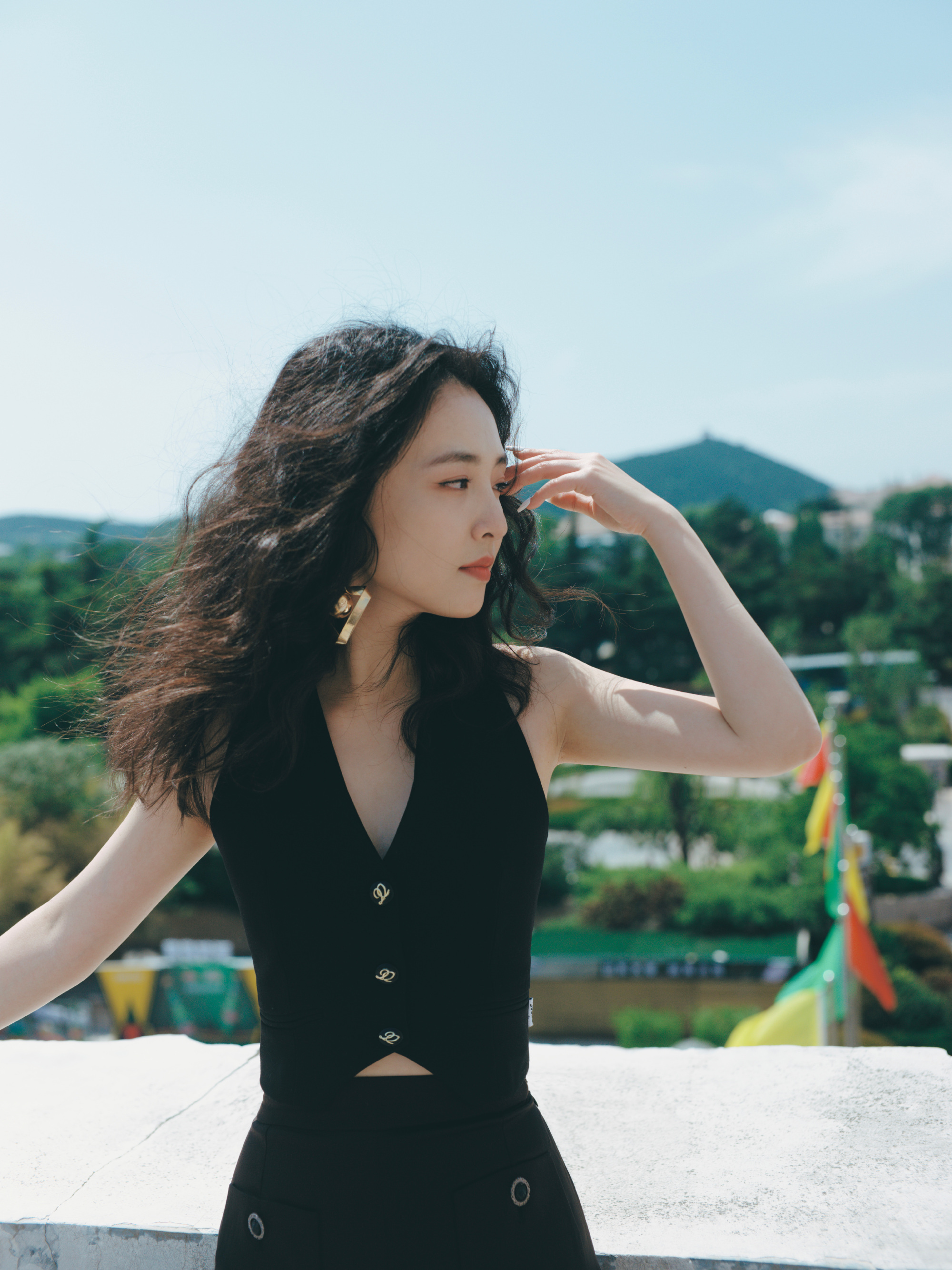 #吴倩松弛感##吴倩复古港风卷发好高级# 吴倩的松弛感，在复古港风卷发的衬托下，