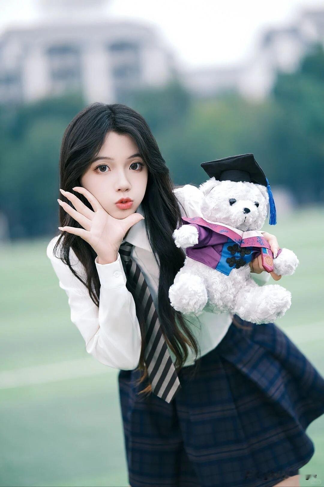 校园少女与萌宠的温馨时刻📚🐻