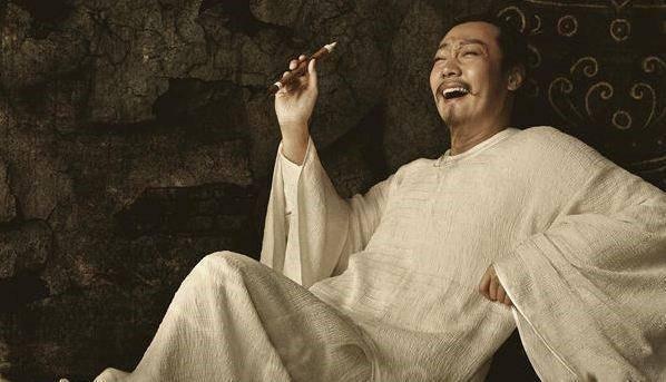 公元742年，唐玄宗下诏召李白入长安，授以翰林供奉一职。这一年，李白四十二岁。为