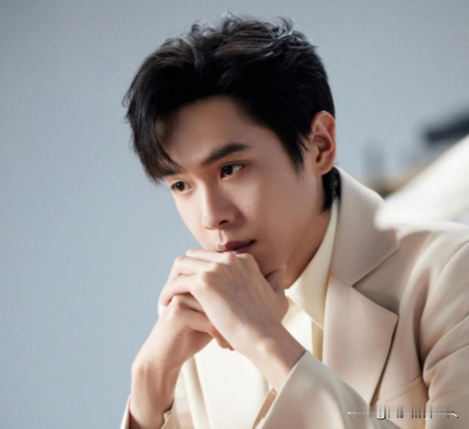 主持人问张若昀:“你跟你妈妈的关系怎么样？”张若昀说:“打记事来到成年后，我们见