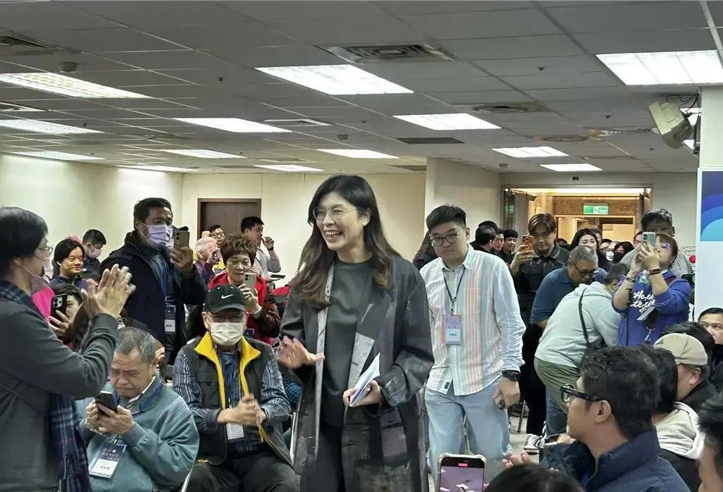 赖清德今天碰瓷郑丽文，被郑丽文骂得灰头土脸，足可以让赖清德气得吐血，赖清德如果还