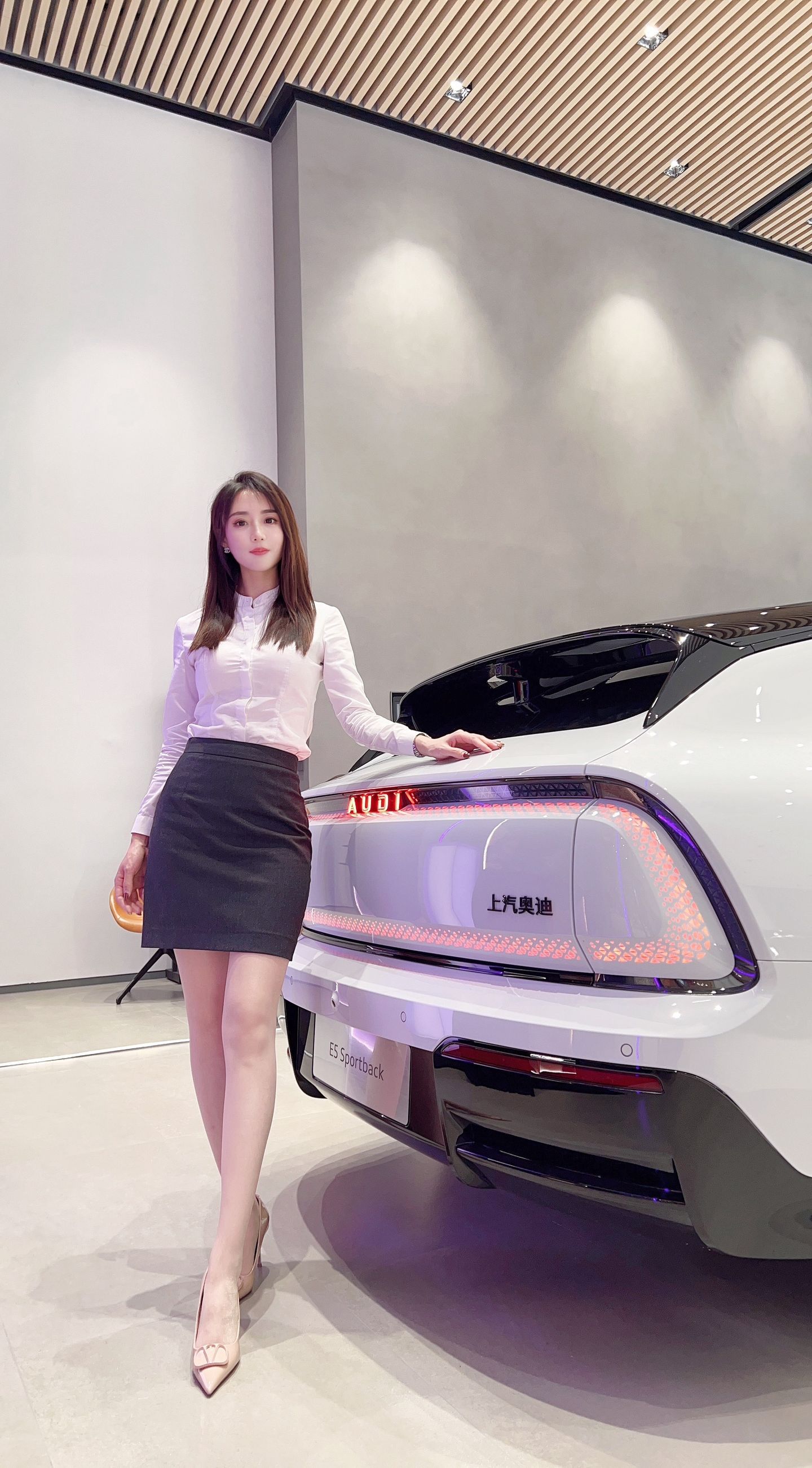 与其它奥迪不同的车标 