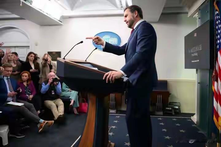 美国向丹麦索取格兰陵岛的决心是坚决，欧盟守护格陵兰岛的决心是松散的。欧盟内部四分