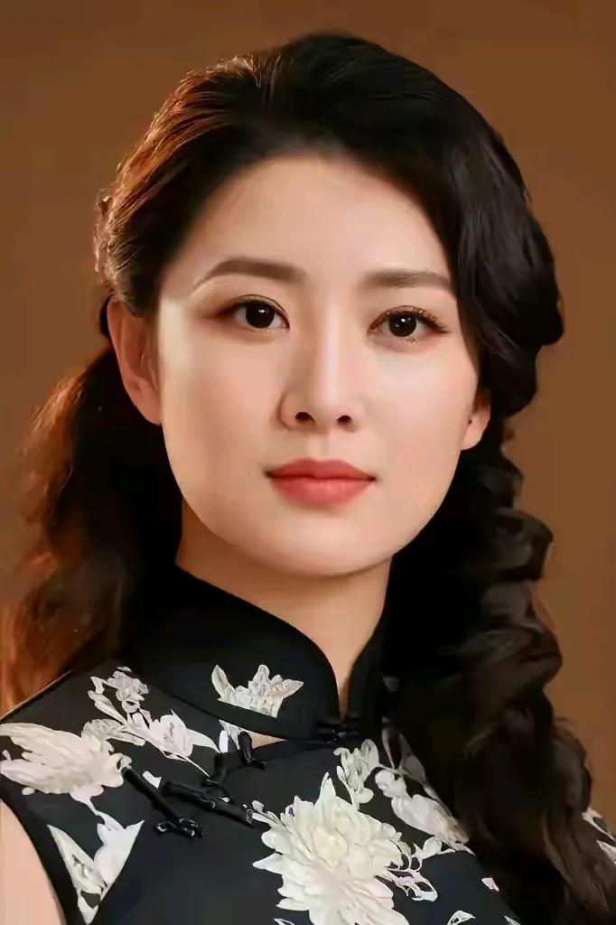 #脸型流畅的女人如何美的更惊艳?#
脸型流畅的女人，面相普遍皆长得大气，醒目耐看