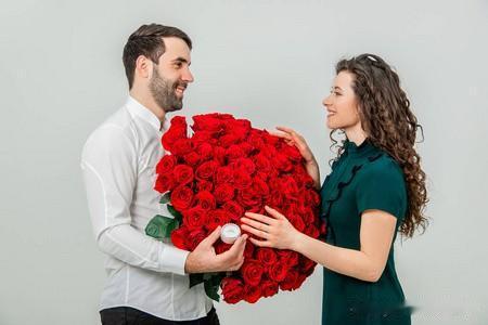 大家发现没？现在的社会，女人嫁人都想嫁个有钱人。

看看平台上的视频吧，被采访的
