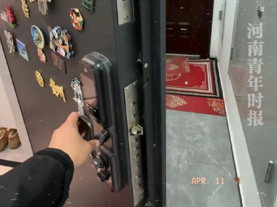 近日内蒙古呼和浩特，一男子晒出自己家的防盗门，觉得自家门防盗很厉害，关锁时10几