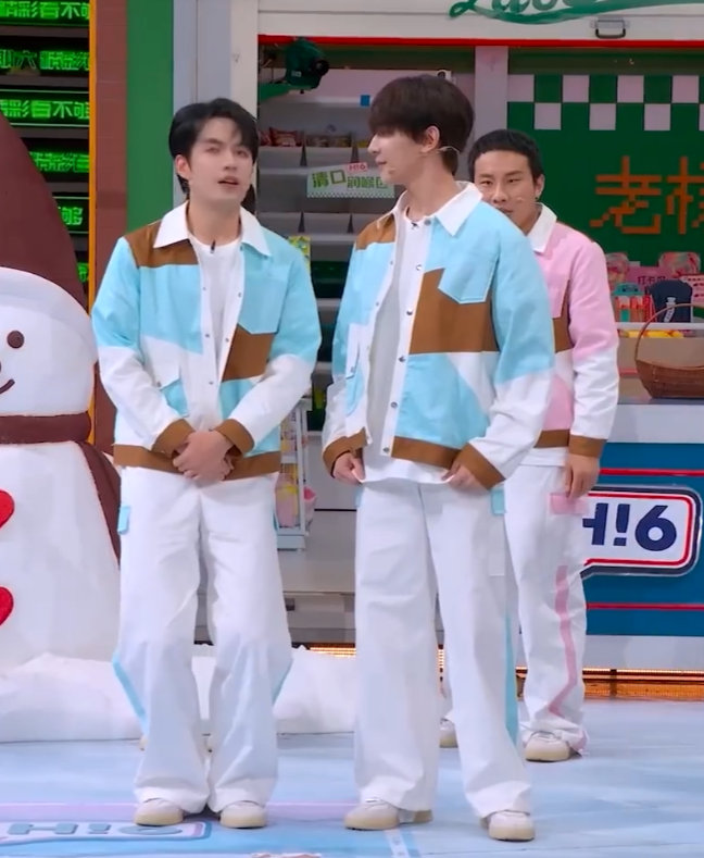 张颜齐和夏之光还原经典，颜齐蹲下触发身矮技能，这画面简直不要太搞笑！