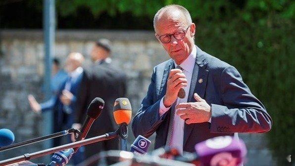 凤凰新闻【德国总理威胁塞尔维亚：中俄欧，必须选】【文/观察者网陈思佳】近日，欧盟