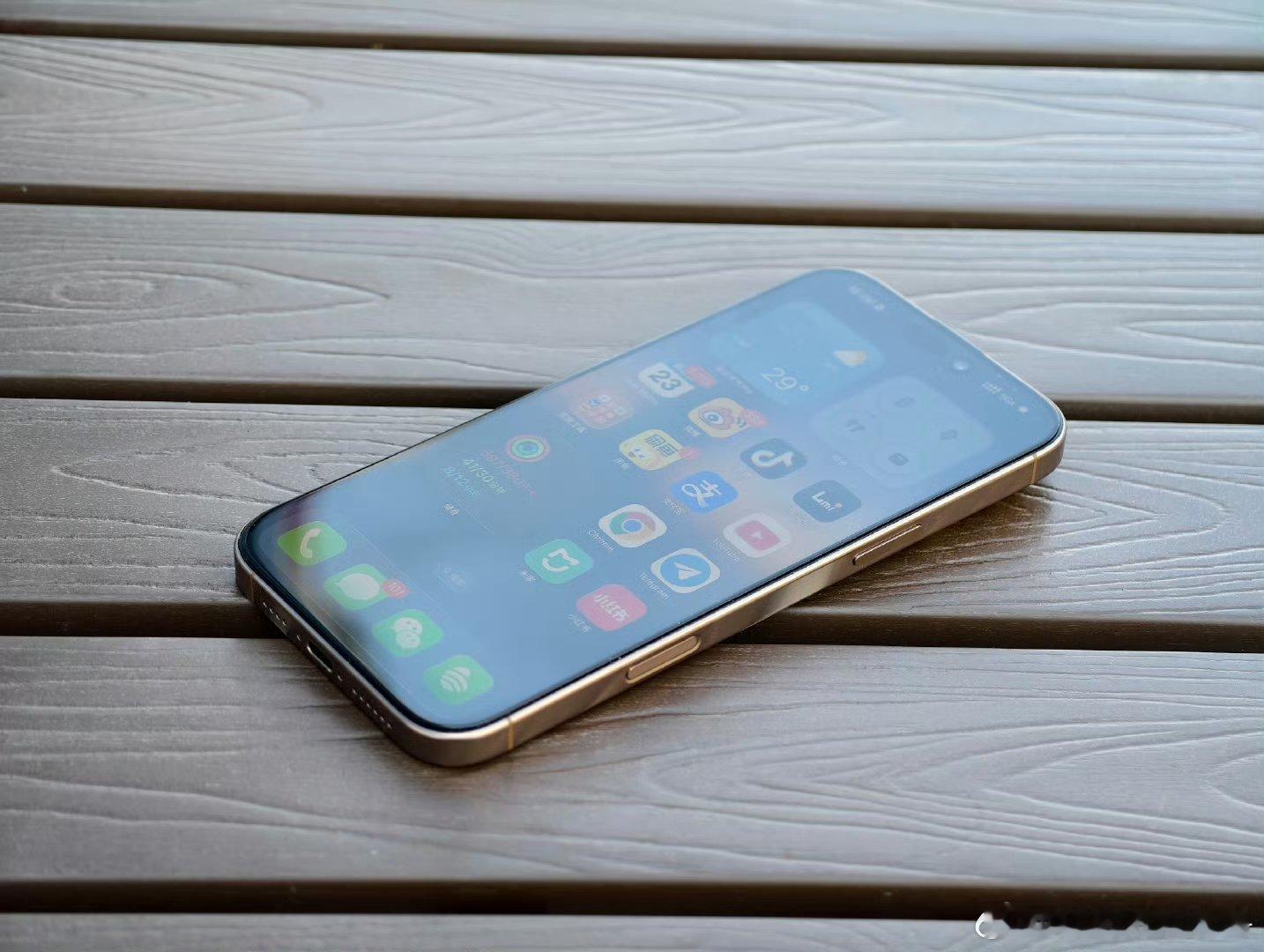 夏天在外面用 iPhone 就挺有意思的，屏幕一会儿亮一会儿暗的。今年 iPho
