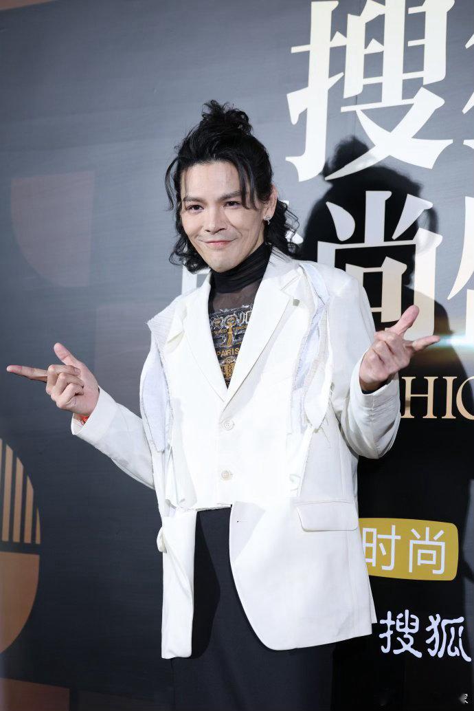 向佐升咖向佐收拾收拾准备升咖口碑逆袭带来实打实的升咖红利，向佐褪去浮华人设展露本