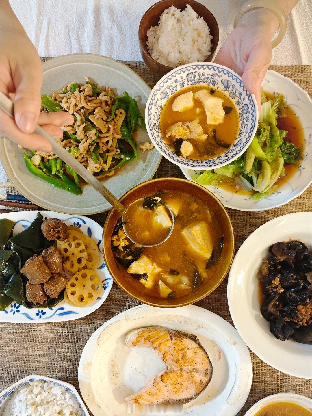 永春妹子来我家吃饭好久不见了赶紧挥汗如雨在厨房捣鼓一下。只有有人来做客，我才做这