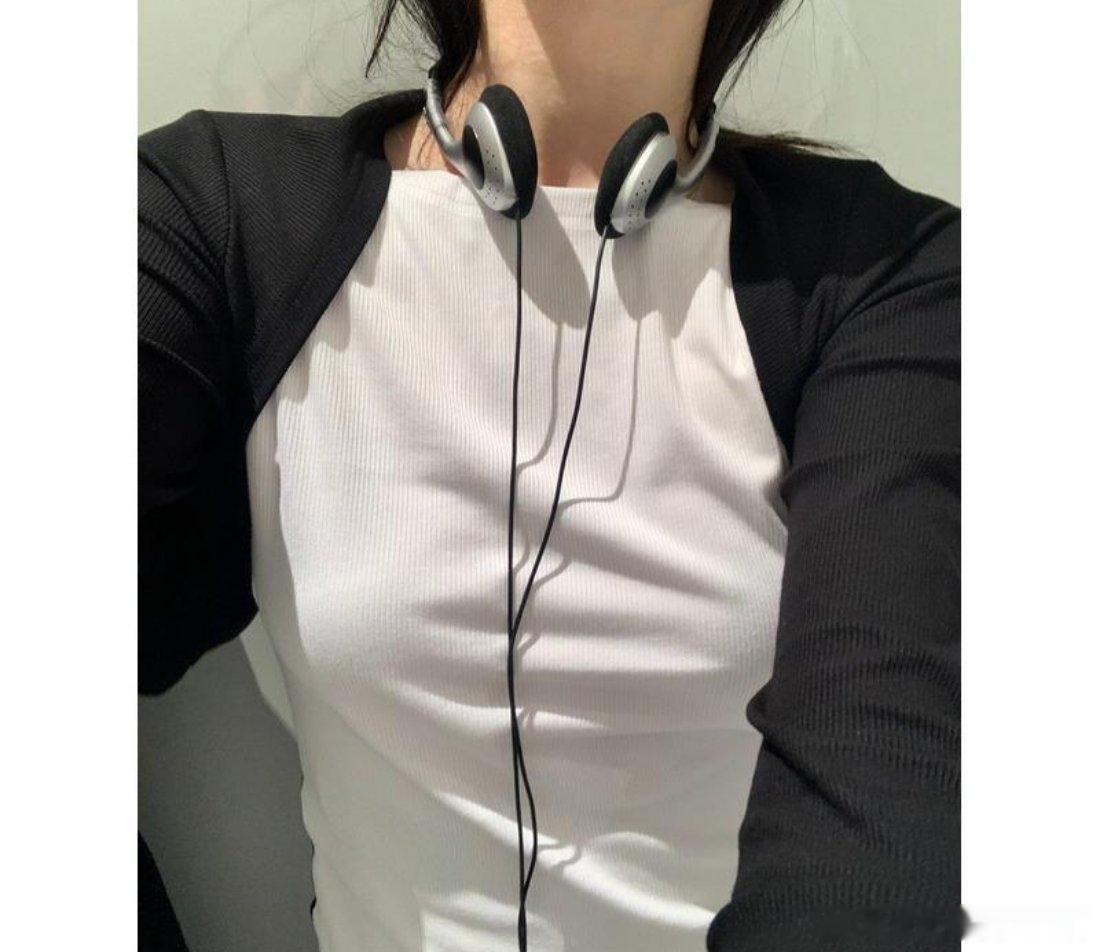 有线耳机此生从此分明了二三十块即插即用，零延迟打游戏、无损音质听歌。没有续航焦虑