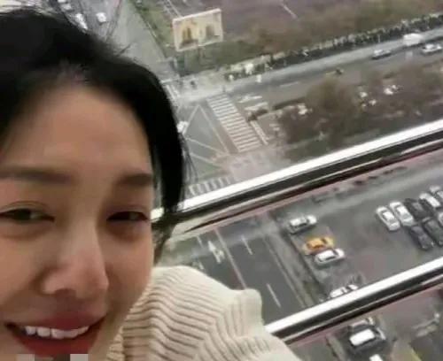 在那座被夕阳染得金黄的小筑里，大S仿佛化身为了一尊活生生的“情愫之石”，每日黄昏