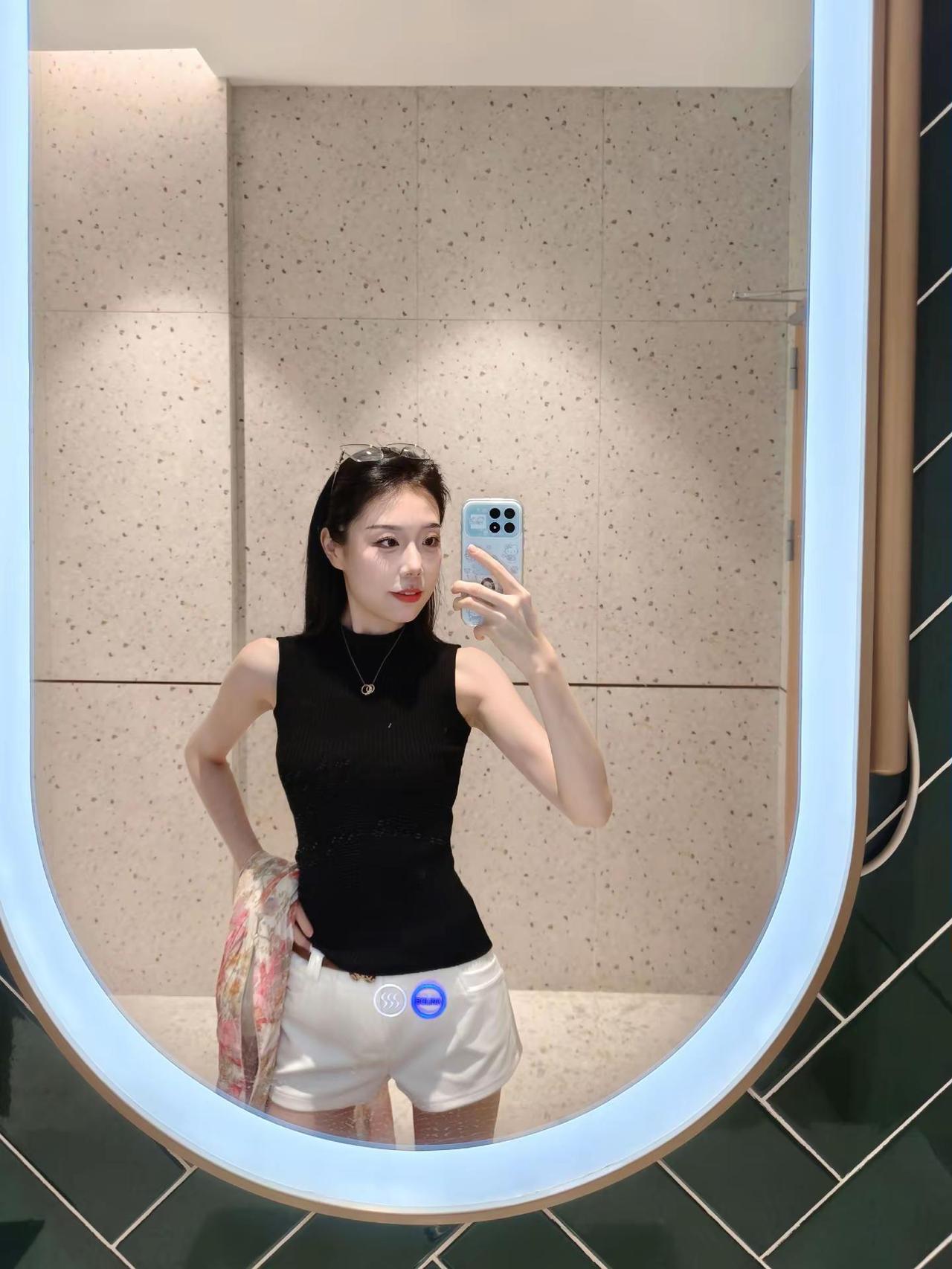 ❤️热爱+🎤专注，才是去除班味最优解 日常穿搭记录 应届生 上班穿搭 对镜拍