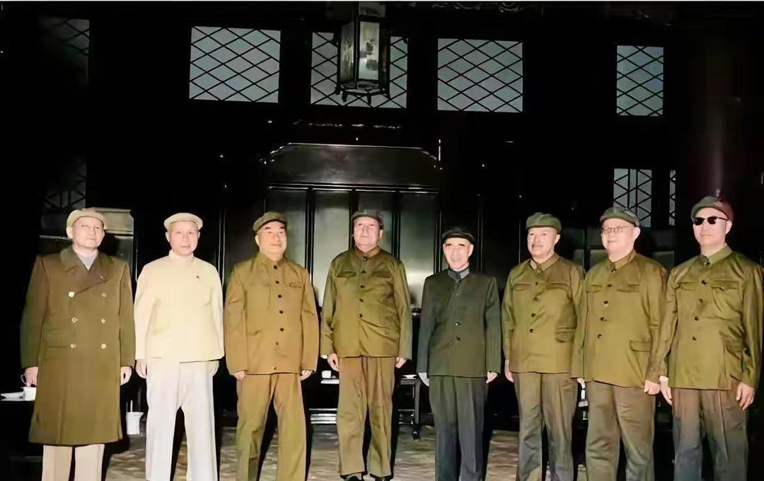 这是毛主席唯一一次穿着军装和将帅们的合影，也是最后一次合影！
难得一见，无比珍贵