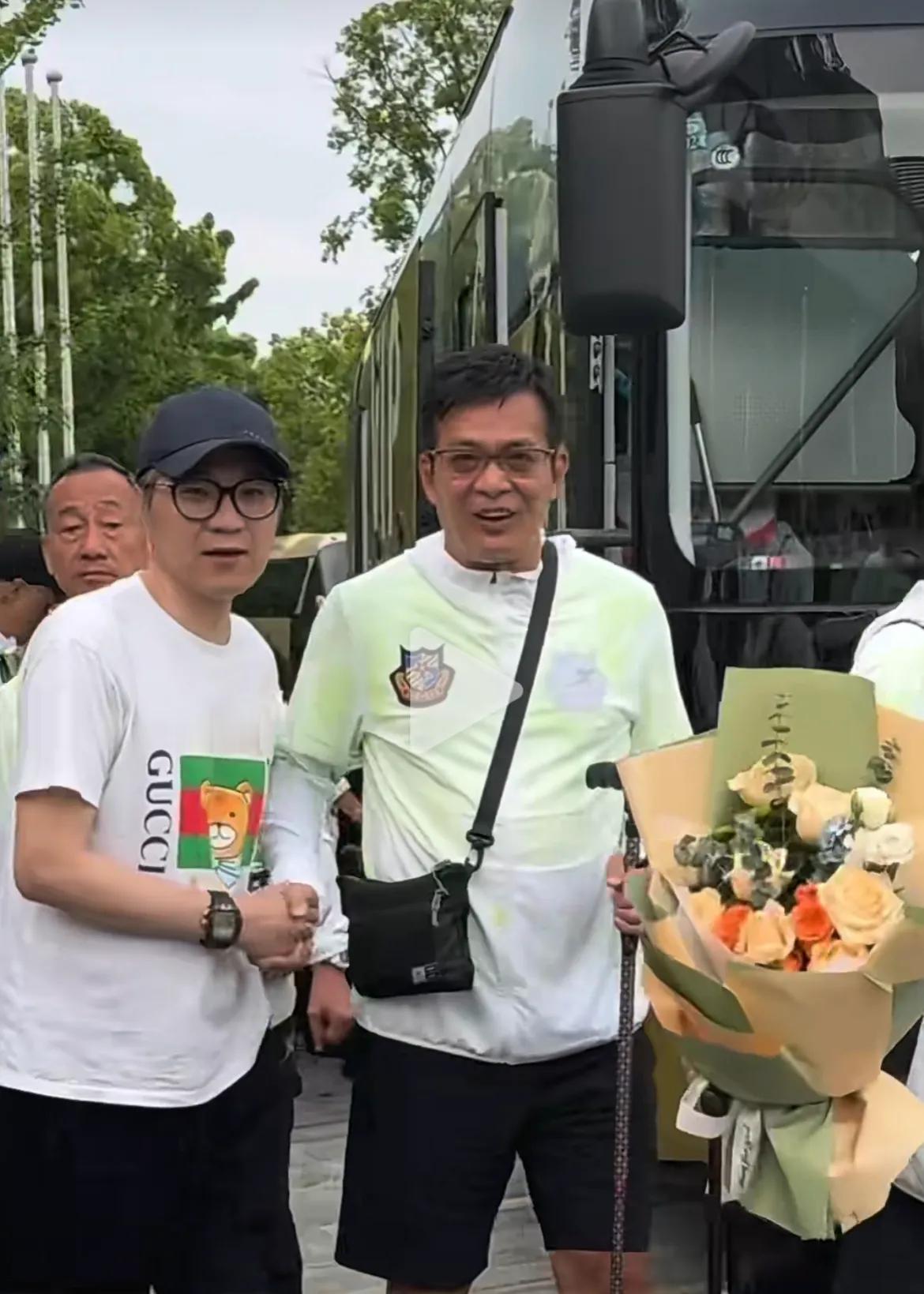 “靖哥哥”老了。时我变迁。如今竟然手拄着拐杖，出现大众视野！让人感到心酸难过！