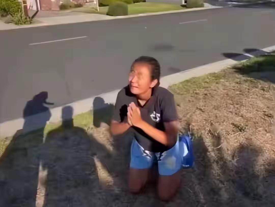 一个江西农村的姑娘，初三才第一次摸到篮球。没有教练，没有像样的球场，家门口坑坑洼
