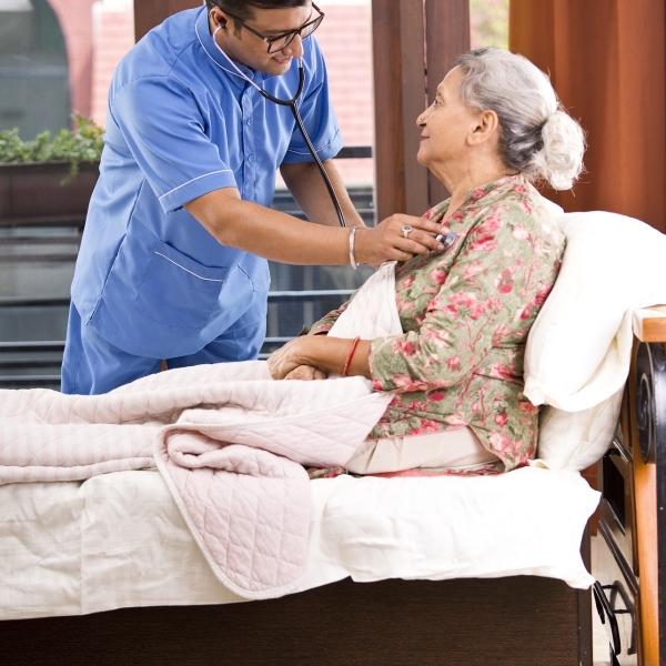 养老服务人才短缺的原因主要包括以下几个方面：
社会认知不足
养老服务工作被部分人