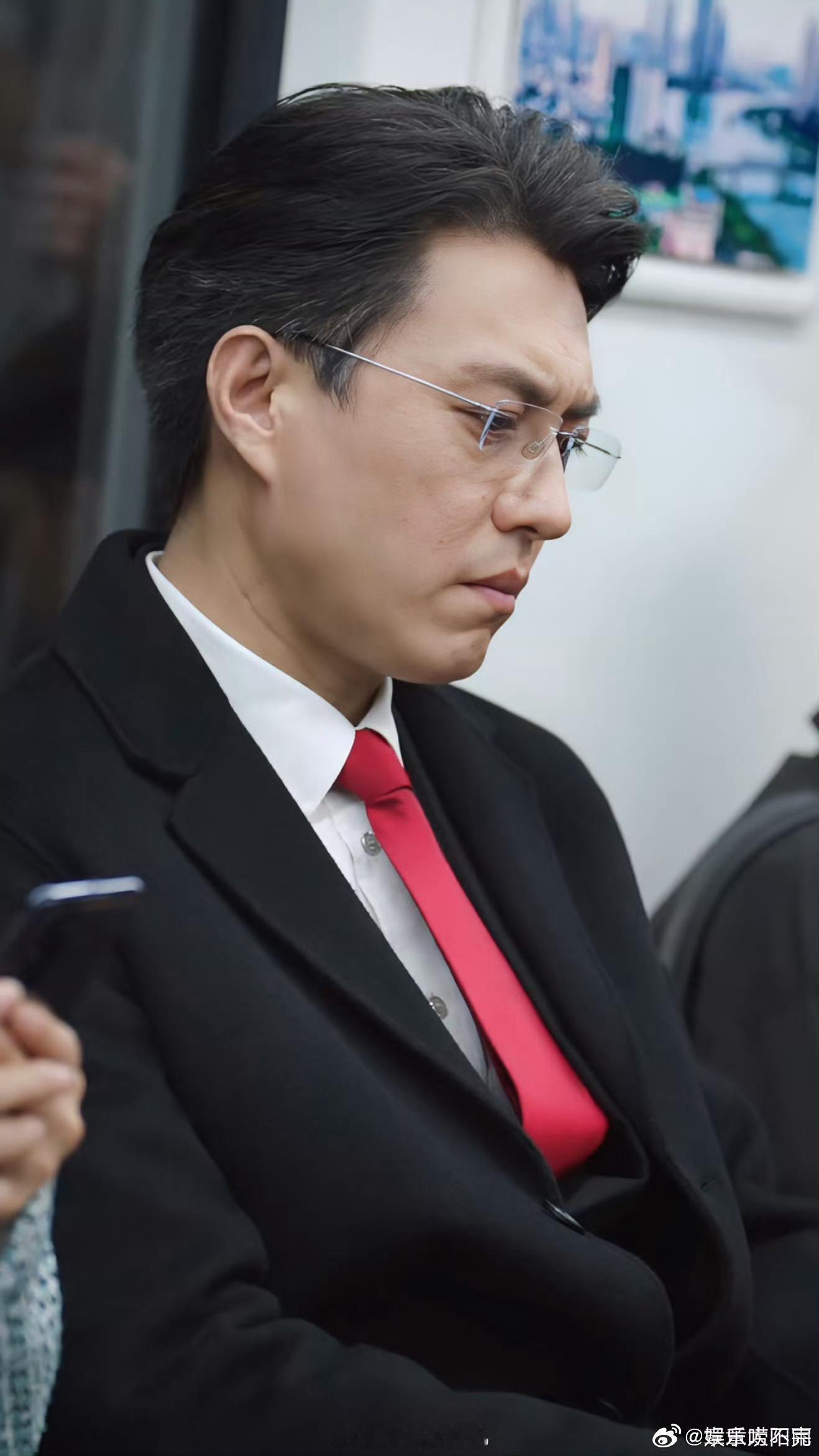 靳东没少对外卖惨，说自己日子不容易，可实际上百万的豪车他说买就买，不过碍于体制内