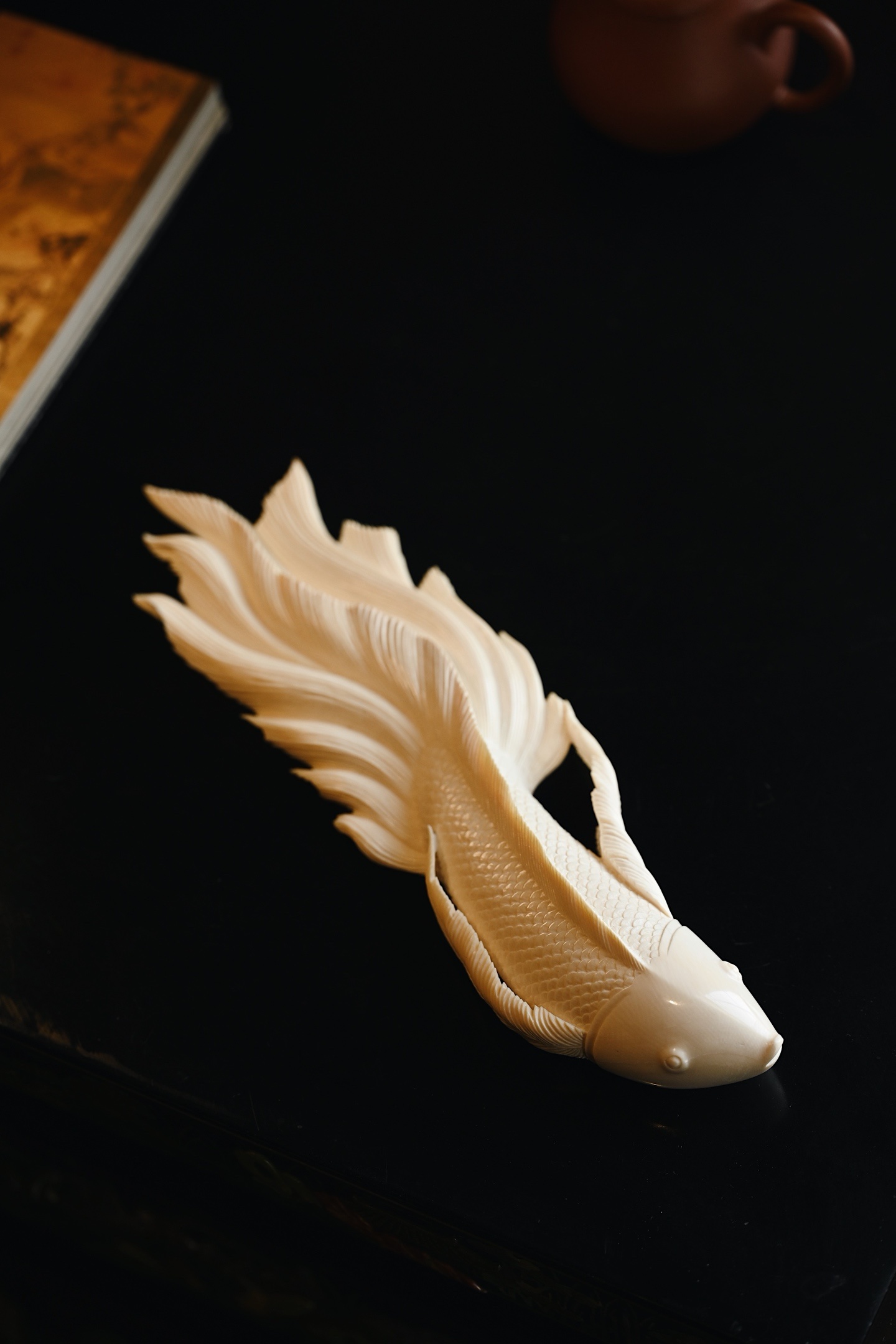 猛犸 | 金玉满堂 摆件整件选材讲究，质地温润，雕刻金鱼姿态优雅，鱼鳞细密，尾部