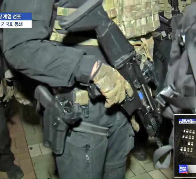 昨夜尹锡悦发布1号紧急戒严令后，前来勤王韩国士兵的枪居然没弹匣…怪不得韩国网红都