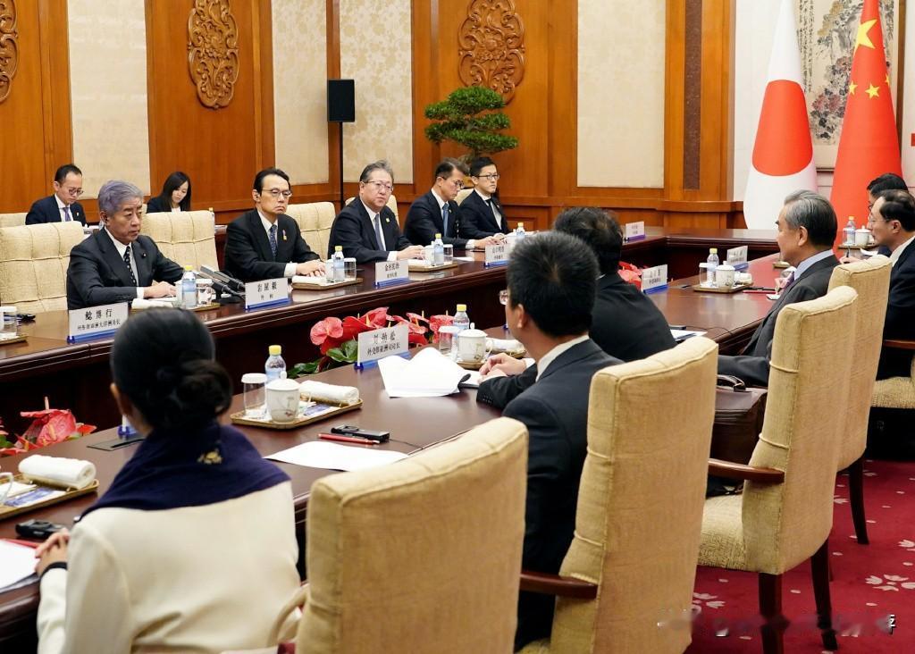 高市早苗在台上放狠话，台下却派人组团到华来求和，但是咱们绝不松口

日本首相高市